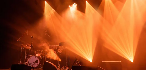 無料音楽ステージ上の光 霧の中でスポットライトとロックグループシーン — ストック写真