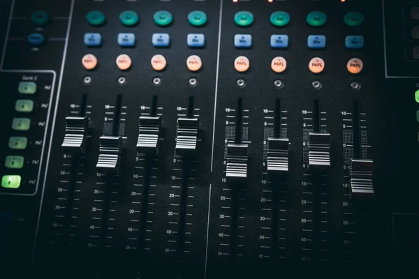 録音スタジオでサウンドコントロール音楽ミキサー ミキサーアンプのミキサーとイコライザーボリュームのトップビュー デジタルオーディオシステム — ストック写真