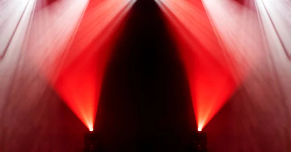 フリーステージのライト 背景に赤いスポットライトのあるシーン — ストック写真
