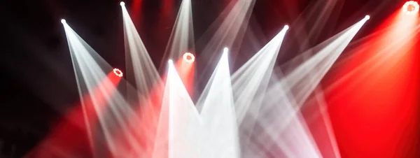 スポットライトプロジェクターによるステージの赤と白の光の抽象的な背景 輝きの背景 — ストック写真