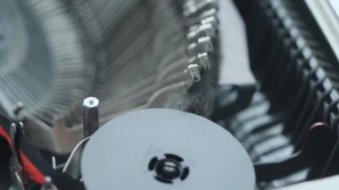 Retro daktilo makinesi mekanizması kapanıyor. Metin yazmak için klasik klavyesi olan antika eski yazı işleri ekipmanları