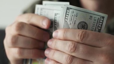 Amerikan dolarlarını sayan adam, manzarayı kapat.