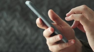 Modern akıllı telefon ellerinde. Cep telefonuyla internette sörf yapan bir adam.