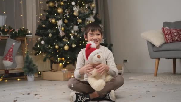 Niño Jugando Con Osito Peluche Habitación Decorada Para Navidad — Vídeos de Stock