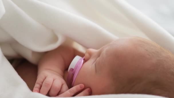 Αξιολάτρευτο Νεογέννητο Μωρό Πασαλειμμένο Λευκή Κουβέρτα Που Κοιμάται Πιπίλα Στο — Αρχείο Βίντεο