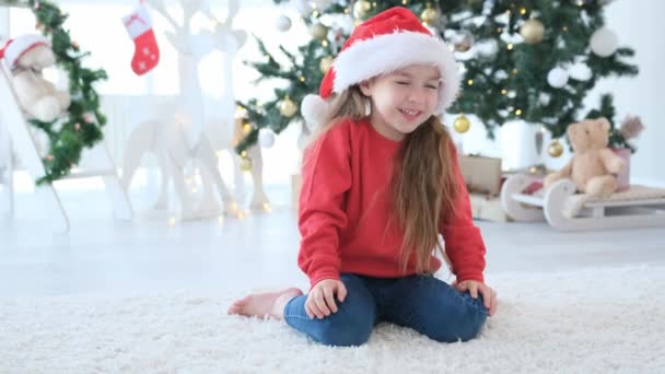 圣诞节期间 漂亮的小女孩在家里喜形于色 在新年装点的房间里摆满了喜庆的树 漂亮的孩子 — 图库视频影像