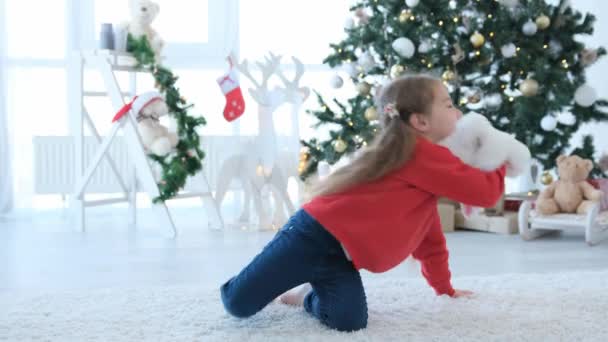 Jolie Fille Enfant Fait Spectacle Marionnettes Avec Lapin Jouet Sur — Video