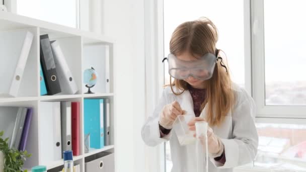 Chica Escuela Con Gafas Protección Mezclando Líquidos Clase Química Alumna — Vídeos de Stock