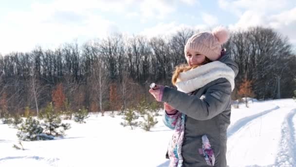 Kleines Mädchen Sprengt Weihnachtsbrett Winterwald Die Luft Schönes Kind Spielt — Stockvideo