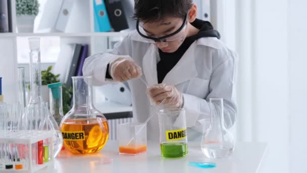 Schoolboy Aula Química Vestindo Proteger Óculos Fazendo Experimentos Usando Equipamentos — Vídeo de Stock