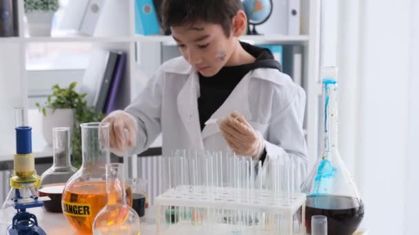 男生在化学课上用吸管对液体进行分析 在实验室学习的学生 — 图库视频影像