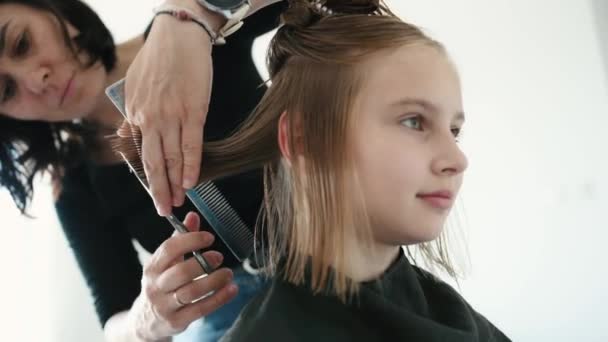 Fryzjer Robi Fryzurę Dla Nastolatki Nożyczkami Pokoju Światłem Dziennym Kobieta — Wideo stockowe