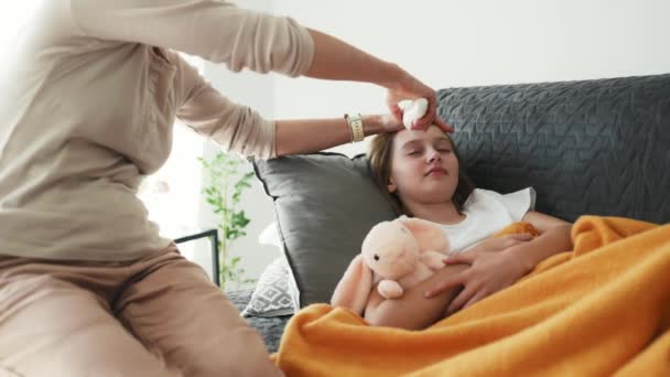 Moeder Meten Temperatuur Ziek Zieke Dochter Met Griep Covid Virus — Stockvideo