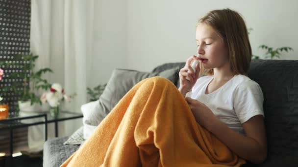 Kranke Mädchen Mit Grippe Verwenden Nasenspray Für Die Nase Bett — Stockvideo