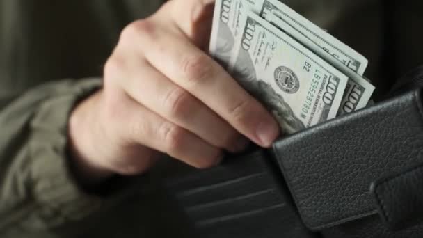 Man Telt Amerikaanse Dollars Bankbiljetten Zijn Portemonnee — Stockvideo