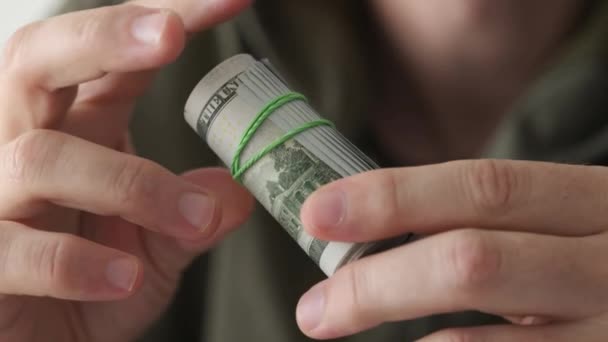 Man Memegang Tangan Seratus Dolar Tagihan Digulung Dengan Karet Gelang — Stok Video