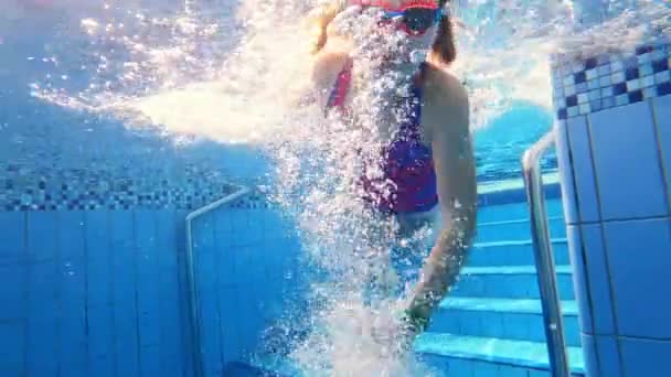 Menina Bonito Com Óculos Mergulho Natação Subaquática Uma Piscina — Vídeo de Stock