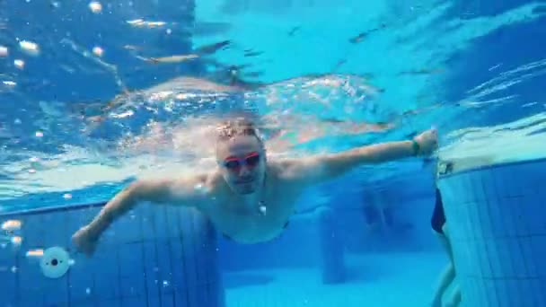 Młody Człowiek Pływający Pod Wodą Basenie — Wideo stockowe