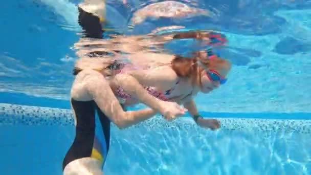 Matka Učí Svou Dceru Potápět Plavat Pod Vodou Bazénu — Stock video