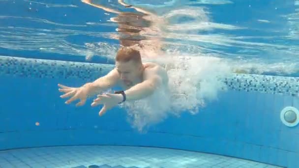 Joven Nadando Bajo Agua Una Piscina — Vídeos de Stock