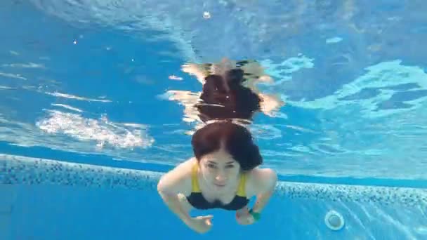Mujer Joven Nadando Bajo Agua Una Piscina — Vídeos de Stock