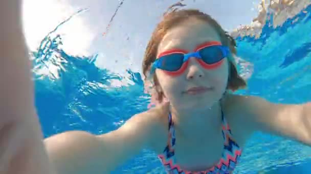 Nettes Kleines Mädchen Mit Brille Taucht Und Schwimmt Unter Wasser – Stockvideo © GekaSkr #620948180