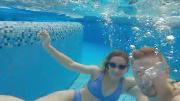 可愛いです女の子とお父さん泳いで水中でプール — ストック動画
