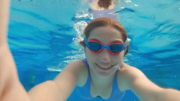 Ragazza Carina Con Occhiali Subacquei Nuoto Sott Acqua Una Piscina — Video Stock