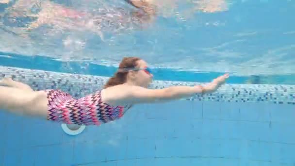 Χαριτωμένο Κοριτσάκι Γυαλιά Κατάδυσης Και Κολύμπι Υποβρύχια Μια Πισίνα — Αρχείο Βίντεο