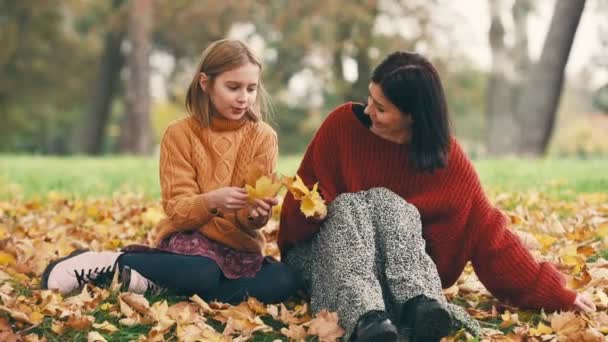 Mutter Und Tochter Amüsieren Sich Herbstpark Glückliche Familie Spielt Mit — Stockvideo