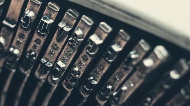 Eski Bir Daktilonun Daktilo Tuşları Retro Yazma Makinesine Yazılıyor Görünümü — Stok video