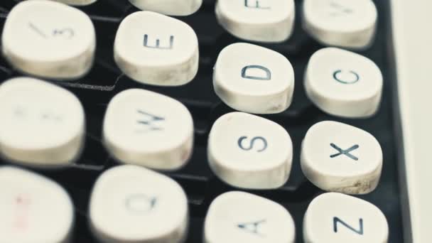 旧打字机钥匙上的字母 旧机器打字机上的纽扣 — 图库视频影像
