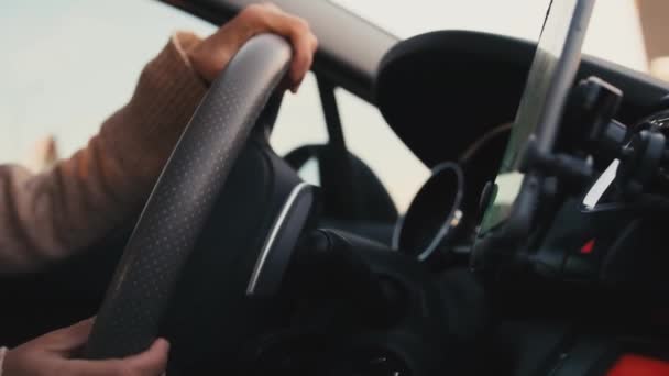 Kobieta Kierownicą Kierownicy Kobieta Samochodem Drodze Wycieczka Rodzinna Korzystanie Nawigacji — Wideo stockowe