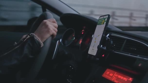 Γυναικεία Χέρια Οδηγού Στο Τιμόνι Γυναίκα Οδήγηση Του Αυτοκινήτου Από — Αρχείο Βίντεο