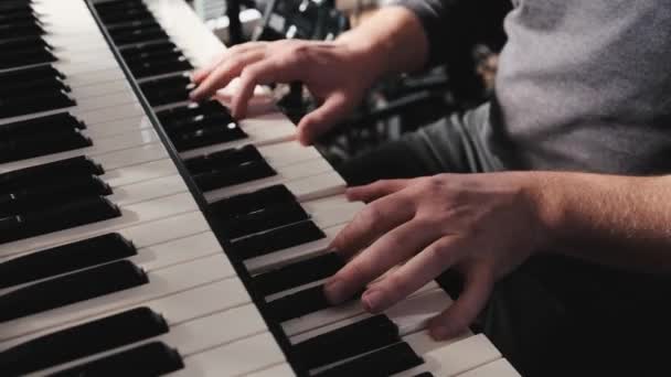 男子手玩双键盘特写 音乐家对室内古典音乐的鉴赏力 — 图库视频影像