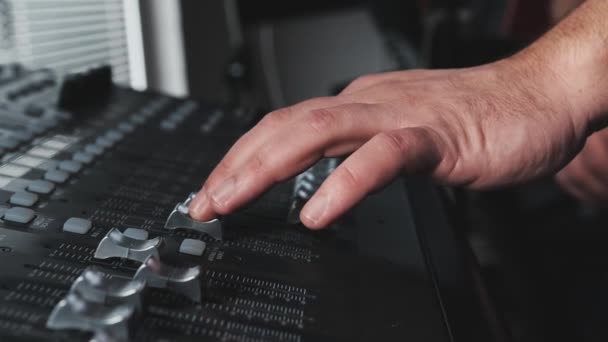 Στούντιο Ηχογράφησης Κονσόλα Μίξης Και Ανθρώπινο Χέρι Ρυθμίζουν Τον Φωνητικό — Αρχείο Βίντεο