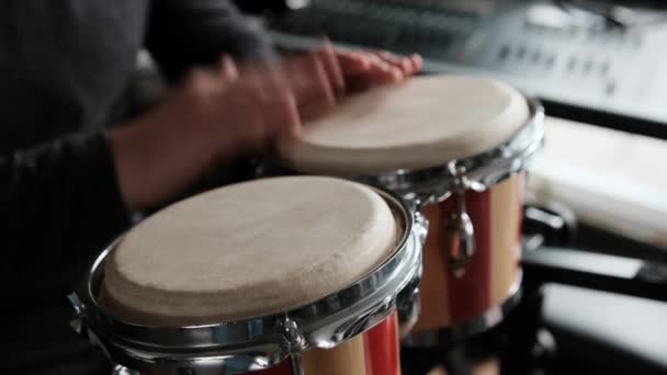 Музыкант Играет Барабанах Бонго Помещении Крупного Плана Человек Традиционным Народным — стоковое видео