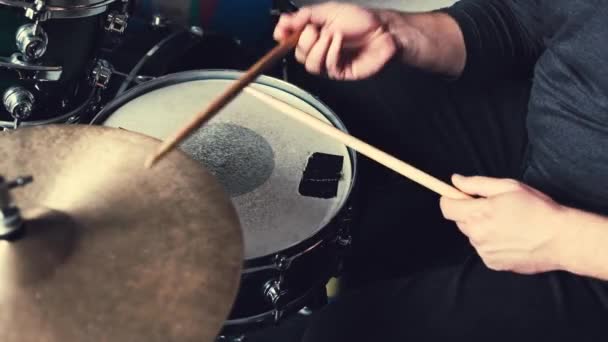 Hände Trommeln Mit Schlagstöcken Rockbeat Musiker Mit Becken Und Musikinstrument — Stockvideo