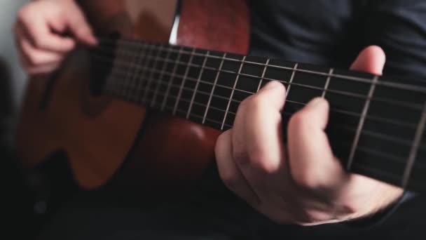Руки Играющие Гитаре Держащие Лад Трогательные Струны Пальцами Крупным Планом — стоковое видео