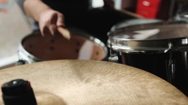 ドラムで演奏する人の手と速いリズムでドラムスティックを持つ青銅のシンバルプレート 打楽器演奏中の音楽家 — ストック動画