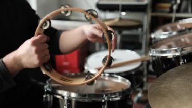 Müzik stüdyosunda tef çalan adam elleri. Geleneksel folk müzik enstrümanı çalan adam