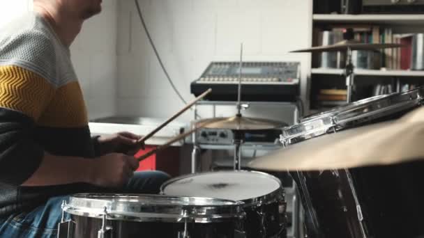 Człowiek Grający Perkusji Blachach Brązu Pałeczkami Perkusyjnymi Studiu Nagraniowym Muzyk — Wideo stockowe