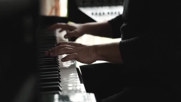 在录音室里 人们以激情手拉手弹奏钢琴键盘音乐 美丽的乐器 钢琴的演奏 — 图库视频影像