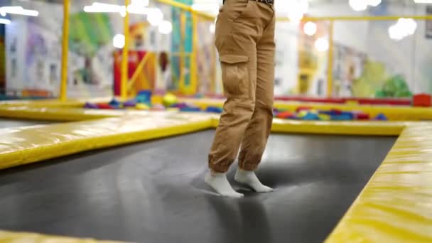 Девушка Прыгает Батуте Помещении Парка Развлечений Молодая Женщина Время Развлекательного — стоковое видео