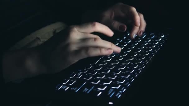 夜间在黑暗的房间里 用手在电脑键盘上打字 开发人员工作到深夜按Pc按钮 — 图库视频影像
