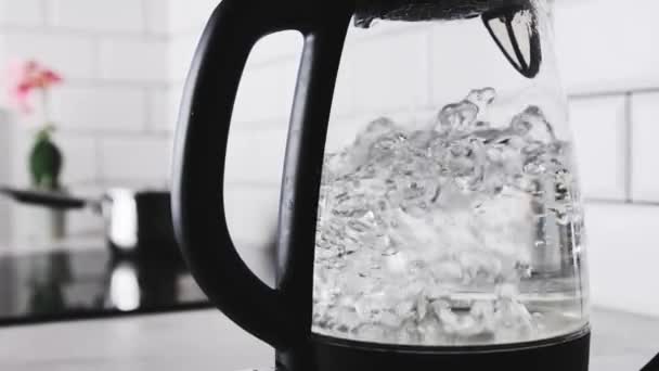 Διαφανές Ηλεκτρικό Βραστήρα Βραστό Νερό Υψηλή Θερμοκρασία Στην Κουζίνα Σύγχρονη — Αρχείο Βίντεο