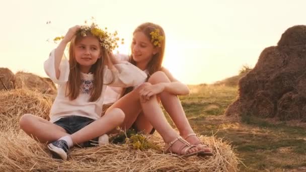 Dwie Piękne Siostry Kwiatowym Wieńcu Siedzące Stosie Siana Przytulające Się — Wideo stockowe