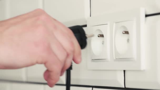 Menselijke Handstekker Kabel Naar Stopcontact Voor Elektriciteitsaansluiting Veilig Spanningsgebruik Van — Stockvideo