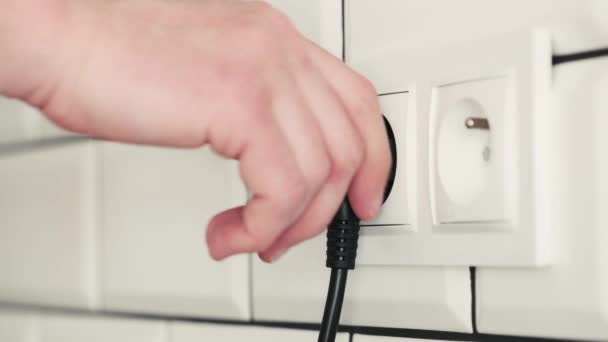 Menselijke Hand Ontkoppelt Kabel Van Contactdoos Met Elektriciteitsverbinding Veilig Spanningsgebruik — Stockvideo