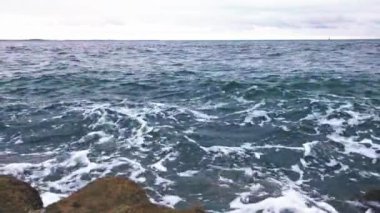 Akşam vakti Rocky Sahil Sahili Sahili. Dalgalar ve günbatımı gökyüzü ile okyanus kıyısı